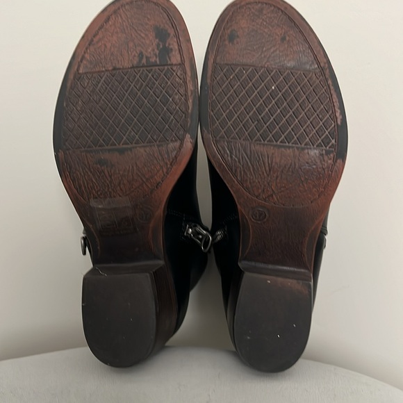 Taxi Heeled Ankle Bootie - Picture 5 of 6